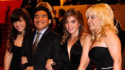 Claudia, Dalma y Gianinna recordaron a Diego Maradona en las redes por su cumpleaños: Besos al cielo