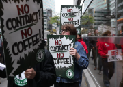 Estados Unidos: Sin contrato no hay café. Los trabajadores de la cadena de cafetines Starbucks en huelga por descontento con el salario