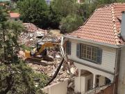 Demolición de casa con presunción patrimonial en Obrajes genera preocupación por caída de escombros en edificio contiguo