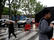 Una sorpresiva lluvia amargó el domingo y el pronóstico anticipa mucho calor y más agua en la semana