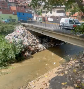 En Zamora exigen sanciones por arrojar basura a la quebrada