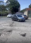 Cráteres acaban con carros en Caraballeda