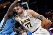 Luka Doncic sigue su racha anotadora y se une a esta leyenda de los Lakers en impresionante récord