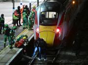 Lo que se sabe del ataque con arma blanca que dejó al menos diez heridos en un tren en Inglaterra