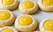 La receta de las galletitas de maicena con lemon curd, un postre cítrico para el domingo