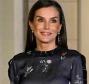 Reina Letizia rinde homenaje a Giorgio Armani en bruselas
