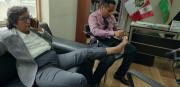 Legisladora hace que su asesor le corte las uñas en Perú