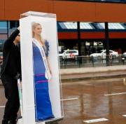 Miss Estonia se volvió viral al llegar al Miss Universo en una caja de muñeca