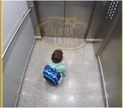Un niño queda solo en un ascensor, pero su fe lo mantiene en calma
