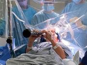 Mujer con Parkinson tocó el clarinete mientras la operaban del cerebro para guiar a los cirujanos (+Video)