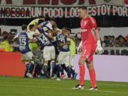 River sigue sin tocar fondo: en un final de película, Gimnasia ganó tras 20 años en el Monumental que explotó contra los jugadores