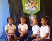 Niñas de primarias se hacen viral por su forma de exponer como si fueran presentadoras de TV