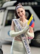 De blanco y con gran actitud: Así llegó Stephany Abasali al hotel sede de Miss Universo