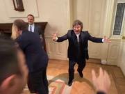 La curiosa entrada de Javier Milei a la reunión de su nuevo Gabinete: abrazos, saltitos y música de James Brown