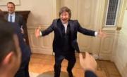 El efusivo ingreso de Javier Milei a la reunión de gabinete: abrazos, saltos y música a todo volumen