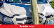 Conductor estrelló su auto contra un poste de alumbrado