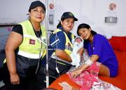 Dos inspectoras de tránsito ayudaron a una mujer a dar a luz en un remis en plena calle