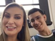 Son madre e hijo y trabajan juntos produciendo películas porno: él graba, ella actúa y luego reparten las ganancias