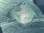 Un objeto misterioso cayó del espacio e impactó contra el parabrisas de un Tesla