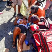 Heridos dos ciudadanos tras fuerte colisión ente moto y un vehículo