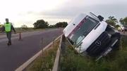 Entre Ríos: una combi despistó en una curva y volcó sobre la Ruta 12