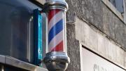 Qué significa el poste giratorio y colorido que hay en todas las barberías