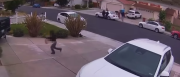 VIDEO ESCALOFRIANTE: La reacción de una niña al ver a varios hombres bajando de un carro frente a su casa