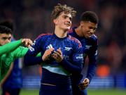 Arsenal hizo debutar al jugador más joven de la historia de la Champions League, goleó al Slavia Praga y sigue imbatible como líder