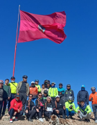 Caravana “Sentir Orureño” rinde homenaje a la Fundación de Oruro con iza de enorme bandera