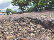 Movilizan cuadrillas para reparar baches que se multiplican en las vías