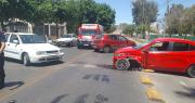 Dos autos chocaron frente al Parque de Mayo: uno de los conductores terminó herido