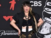 Quién es Lola Young, la cantante que se bajó del Lollapalooza Argentina 2026 tras sufrir un desmayo en pleno concierto