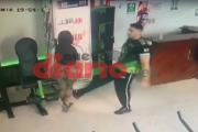 Detienen al dueño de un gimnasio en Santiago por golpear y amenazar a su pareja (VIDEO)