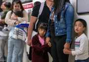 Inmigración Estados Unidos abrirá un centro de llamadas para ayudar a rastrear a los niños migrantes para su deportación