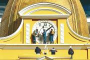 El reloj invertido del Sur deja el palacio Legislativo