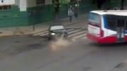 Así fue el impresionante choque de un auto con un colectivo en Colegiales
