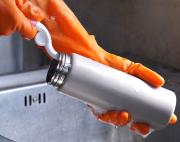 Eliminá el sarro de las botellas térmicas y de vidrio con solo tres ingredientes