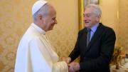 El papa saluda a Robert de Niro en el Vaticano: