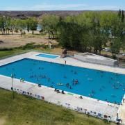 Entre verde y río, Cipolletti prepara su pileta para la temporada de verano 2026