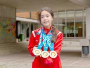 Joven estudiante cauquenina se convierte en primera atleta paralímpica en ganar 3 medallas de oro para Chile en el mismo certamen.