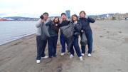 Estudiante de Punta Arenas limpiaron playa a través de
