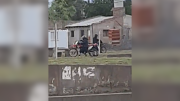 Dramático robo en Fernández Oro: les gatillaron tres veces y se fueron con la moto