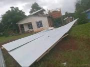 Violento temporal en Misiones: hay autos volcados, techos destrozados y caída de árboles por el doble ciclón tropical llegado de Brasil