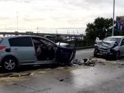 Brutal choque de dos autos en el Puente Avellaneda: hay tres heridos internados en grave estado