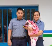 RCP en el patrullero: una sargento de Sierra Grande reanimó a una beba de dos meses