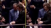 Ni se levantó del asiento: El distante saludo entre Gabriel Boric y Javier Milei en el cambio de mando en Bolivia
