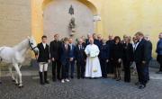 Un pingo blanco para que León salga a “cabalgar” por el Vaticano