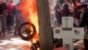 Ritual: los amigos quemaron su moto en el cementerio