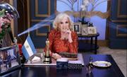 La noche de Mirtha: La Chiqui deslumbró con su atuendo y confesó que su carrera televisiva fue “accidental”