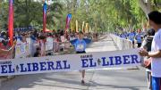 La friense Nélida Peñaflor confirmó su favoritismo y celebró en los 21K de la maratón del Diario El Liberal
